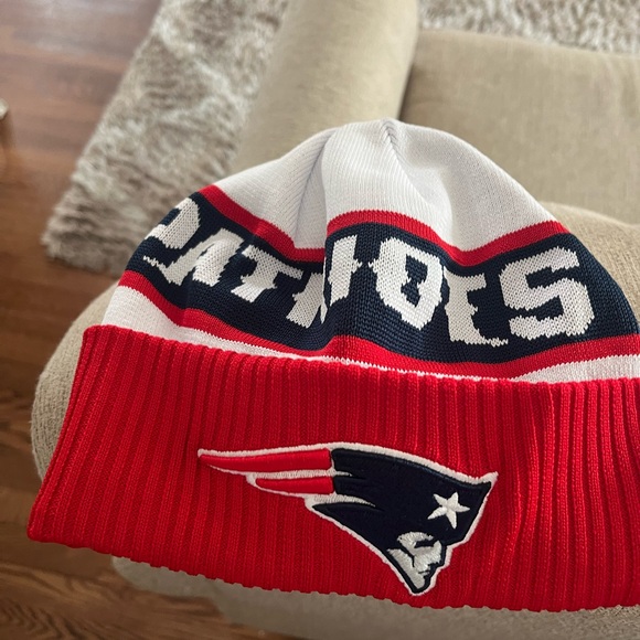 Men's New England Patriots New Era Navy 2024 Sideline Cuffed Knit Hat - Picture 1 of 1
